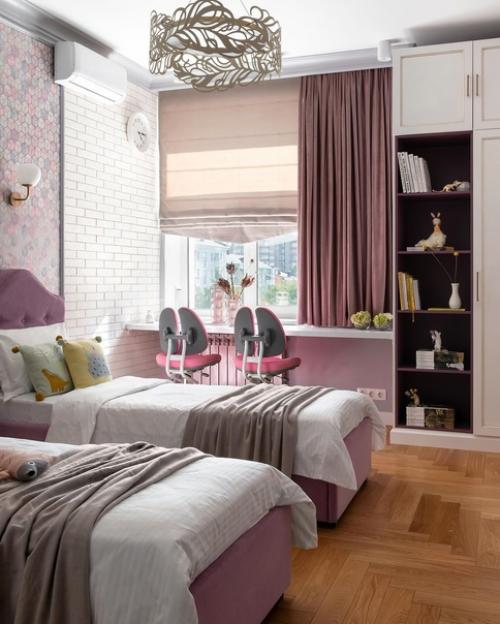 Яркий интерьер, стилизованный под период постройки дома, но не превращенный в полное ретро. 05