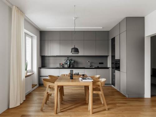 Минимализм в этом интерьере предусмотрел все для комфортной жизни - простоту, динамику, рациональное использование площади и многое другое. 04