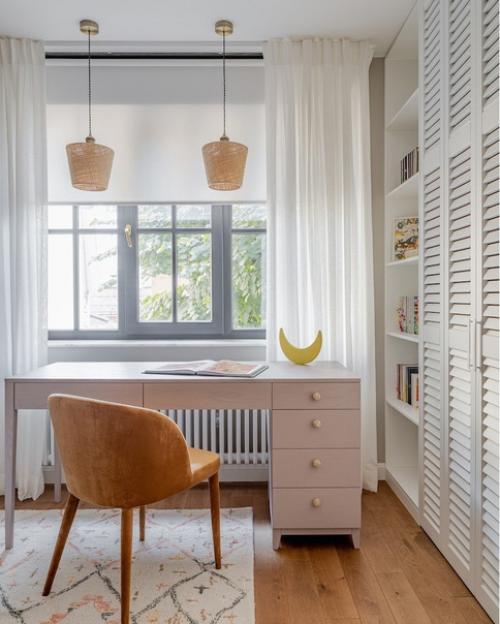 Интерьер с американским настроением - белые стены, темные окна, теплые оттенки дерева. 01