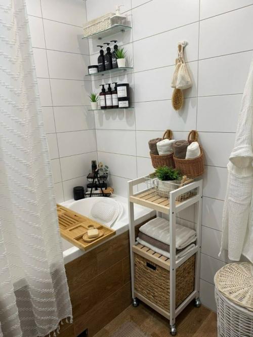 Обновлённая ванная комната получилась светлой, аккуратной и очень уютной. 01