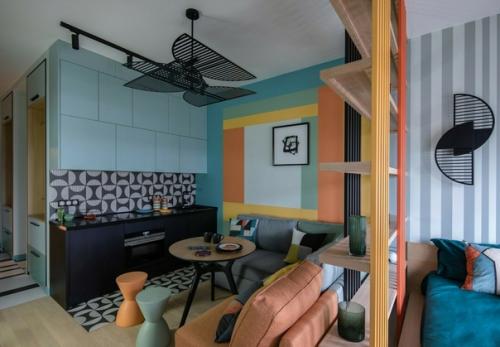 Яркая студия, в которой уместили кухню, гостиную и спальню. 02