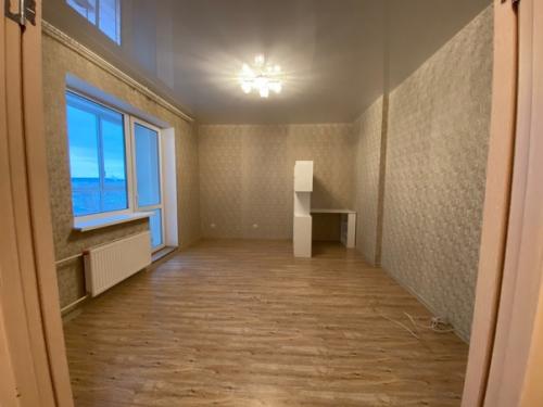 Добрый день.  Подскажите, как обыграть данный ламинат посредством новых обоев?