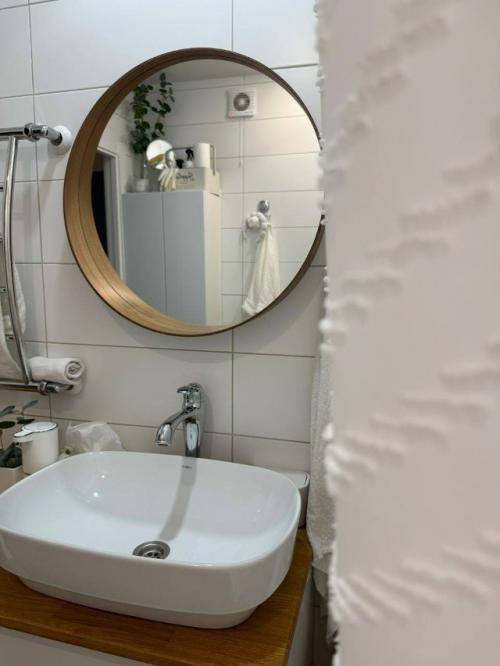 Обновлённая ванная комната получилась светлой, аккуратной и очень уютной. 02