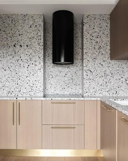 Эстетика европейских арт - галерей органично вписалась в контекст московской Сталинки.