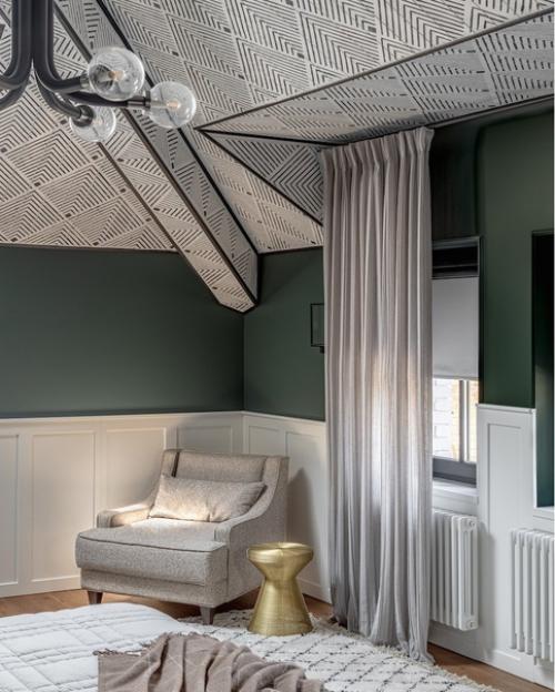 Интерьер с американским настроением - белые стены, темные окна, теплые оттенки дерева. 07