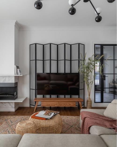 Интерьер с американским настроением - белые стены, темные окна, теплые оттенки дерева. 04