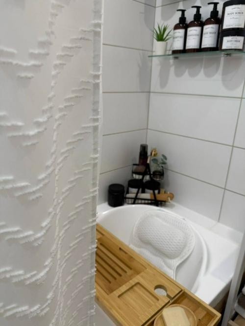 Обновлённая ванная комната получилась светлой, аккуратной и очень уютной. 07