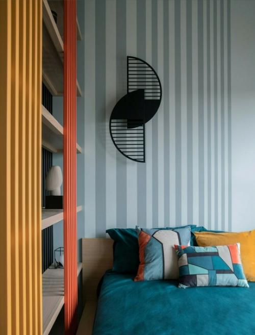 Яркая студия, в которой уместили кухню, гостиную и спальню. 03