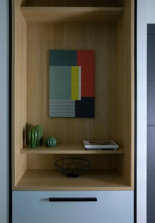 Яркая студия, в которой уместили кухню, гостиную и спальню. 06