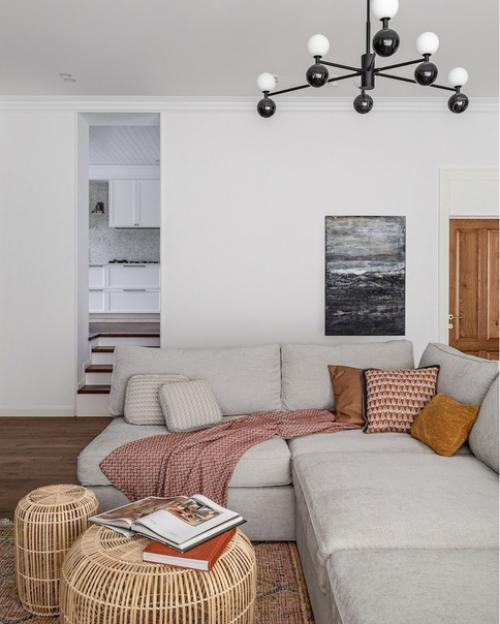 Интерьер с американским настроением - белые стены, темные окна, теплые оттенки дерева. 05