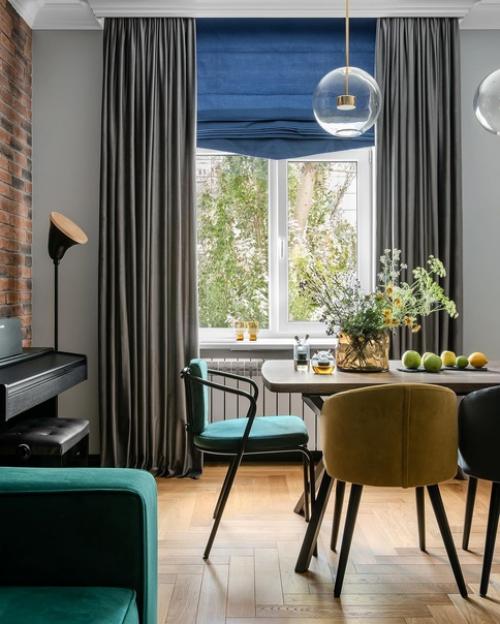 Яркий интерьер, стилизованный под период постройки дома, но не превращенный в полное ретро. 04