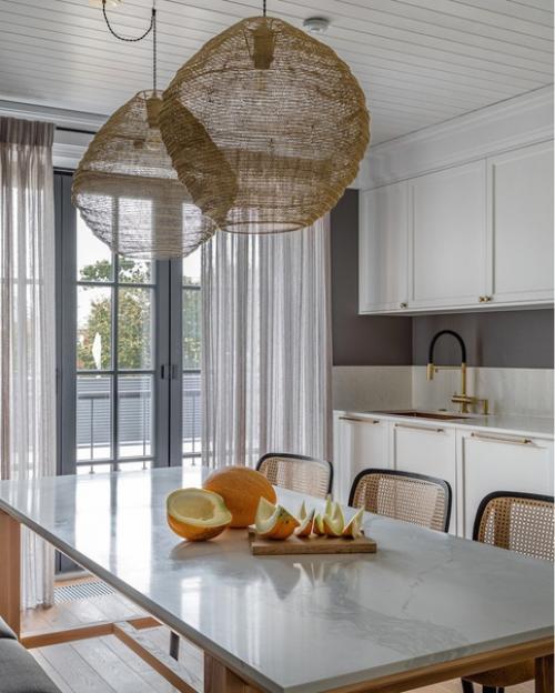 Интерьер с американским настроением - белые стены, темные окна, теплые оттенки дерева. 03