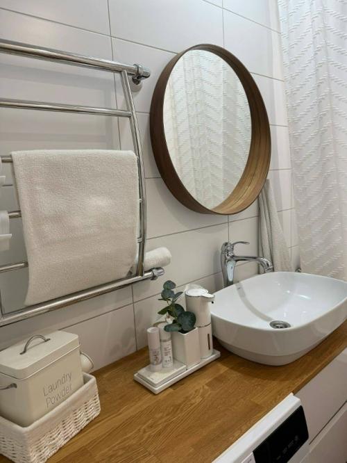 Обновлённая ванная комната получилась светлой, аккуратной и очень уютной. 06