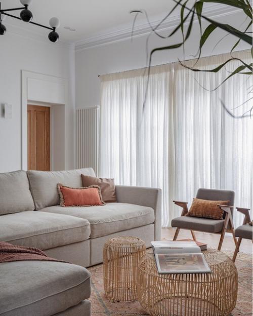 Интерьер с американским настроением - белые стены, темные окна, теплые оттенки дерева. 02