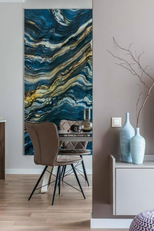 Дизайн квартиры с уютной тёплой атмосферой построен на тонком балансе мягкой цветовой палитры и выразительных акцентов. 01