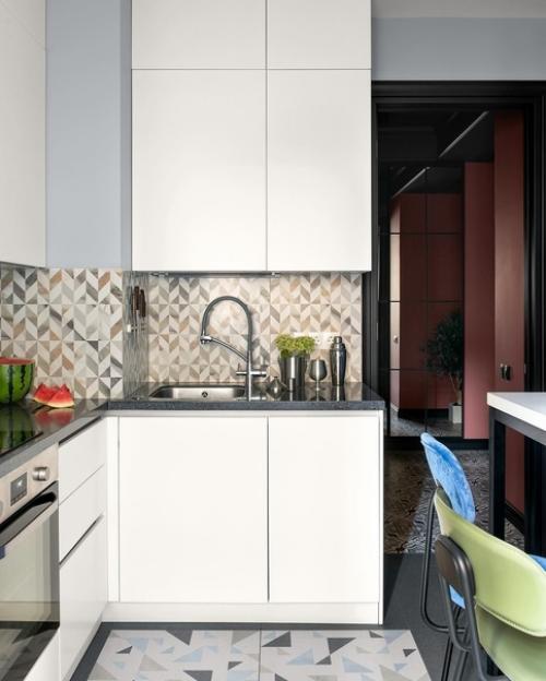 Яркий интерьер, стилизованный под период постройки дома, но не превращенный в полное ретро.