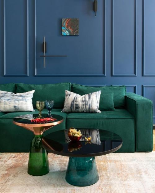 Яркий интерьер, стилизованный под период постройки дома, но не превращенный в полное ретро. 03