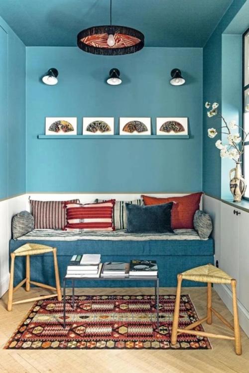 Наглядный пример, что крохотной квартире можно разместить все то же, что и в большой - кухню, гостиную, спальню, ванную комнату и гардеробную. 04