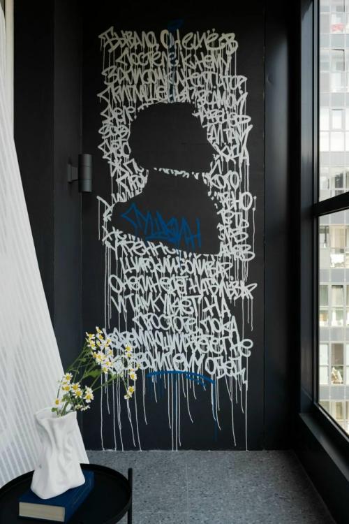 Этот проект - квартира для студентки консерватории, где каждая деталь продумана под компактное пространство и активный образ жизни. 03