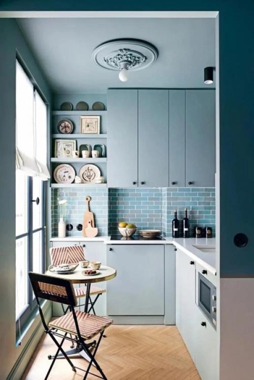 Наглядный пример, что крохотной квартире можно разместить все то же, что и в большой - кухню, гостиную, спальню, ванную комнату и гардеробную.