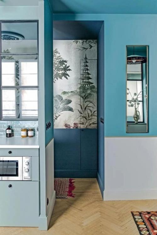 Наглядный пример, что крохотной квартире можно разместить все то же, что и в большой - кухню, гостиную, спальню, ванную комнату и гардеробную. 01