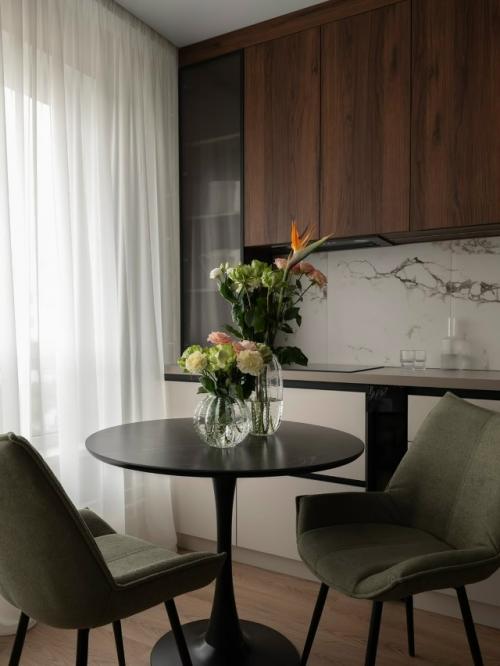 Эта уютная евродвушка - пример того, как даже компактное пространство может стать по-настоящему комфортным и стильным. 02