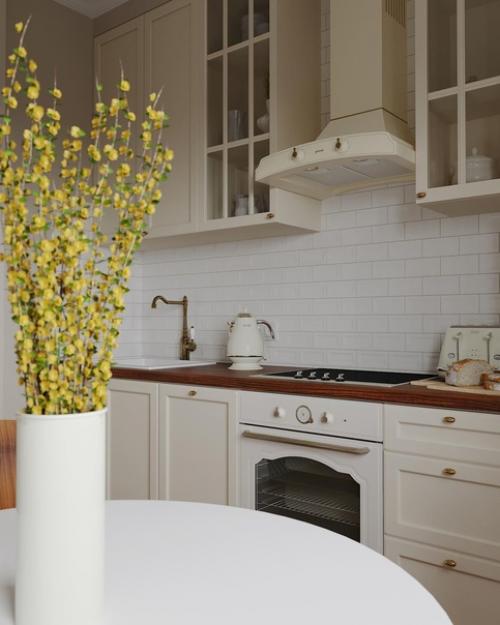 Светлая кухня.  Жить в интерьере, залитом солнечным светом, где царит чистота и уют, приятно. 01