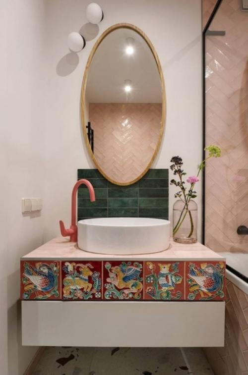 Интерьер квартиры. Очаровательная цветовая гамма, сочетающая яркие акценты с приглушенными оттенками, создает баланс между динамикой и спокойствием. 06