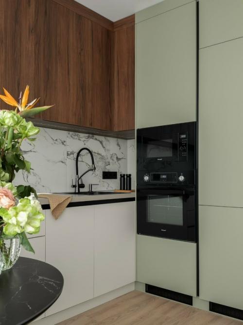 Эта уютная евродвушка - пример того, как даже компактное пространство может стать по-настоящему комфортным и стильным. 05