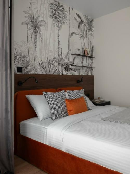 Эта уютная евродвушка - пример того, как даже компактное пространство может стать по-настоящему комфортным и стильным. 09