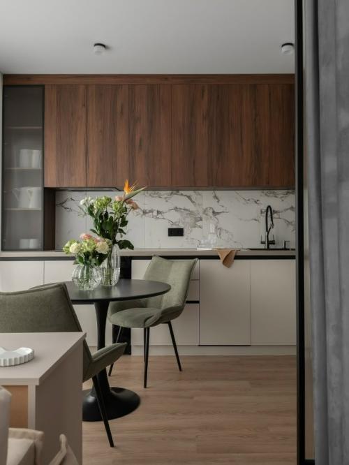 Эта уютная евродвушка - пример того, как даже компактное пространство может стать по-настоящему комфортным и стильным. 04