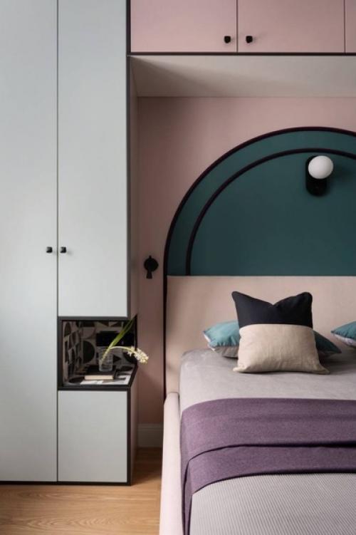 Интерьер квартиры. Очаровательная цветовая гамма, сочетающая яркие акценты с приглушенными оттенками, создает баланс между динамикой и спокойствием. 05