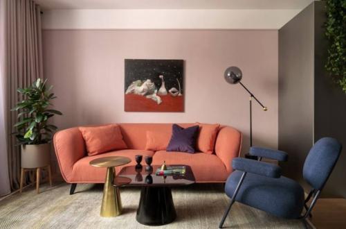 Интерьер квартиры. Очаровательная цветовая гамма, сочетающая яркие акценты с приглушенными оттенками, создает баланс между динамикой и спокойствием. 02