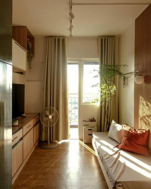 Эта небольшая квартира - наглядный пример того, как даже компактное пространство может стать уютным домом для большой семьи. 03