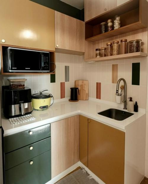 Эта небольшая квартира - наглядный пример того, как даже компактное пространство может стать уютным домом для большой семьи. 05