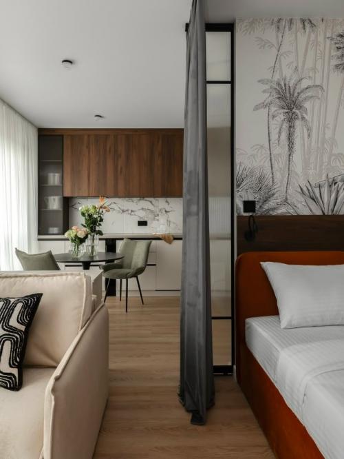 Эта уютная евродвушка - пример того, как даже компактное пространство может стать по-настоящему комфортным и стильным. 06