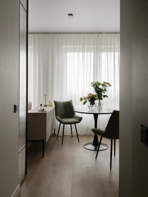 Эта уютная евродвушка - пример того, как даже компактное пространство может стать по-настоящему комфортным и стильным. 07