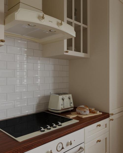 Светлая кухня.  Жить в интерьере, залитом солнечным светом, где царит чистота и уют, приятно. 02