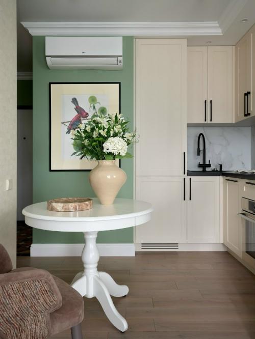 В этой квартире каждая деталь продумана так, чтобы пространство оставалось лёгким, удобным и визуально интересным. 06