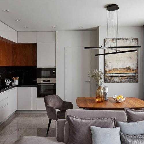 Небольшая площадь не помешала в создании спокойного и комфортного интерьера в серых тонах. 02