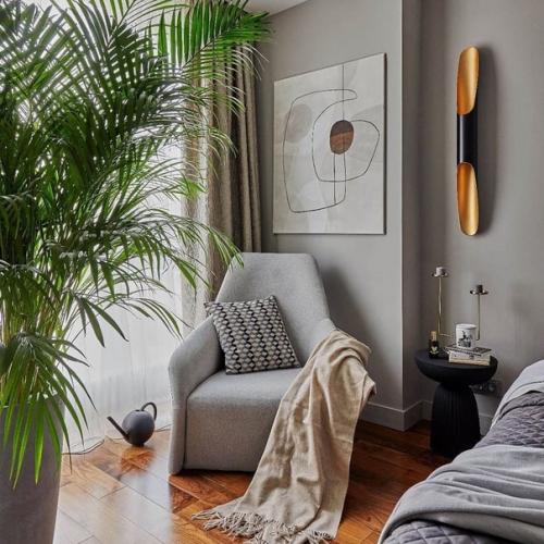 Небольшая площадь не помешала в создании спокойного и комфортного интерьера в серых тонах. 04