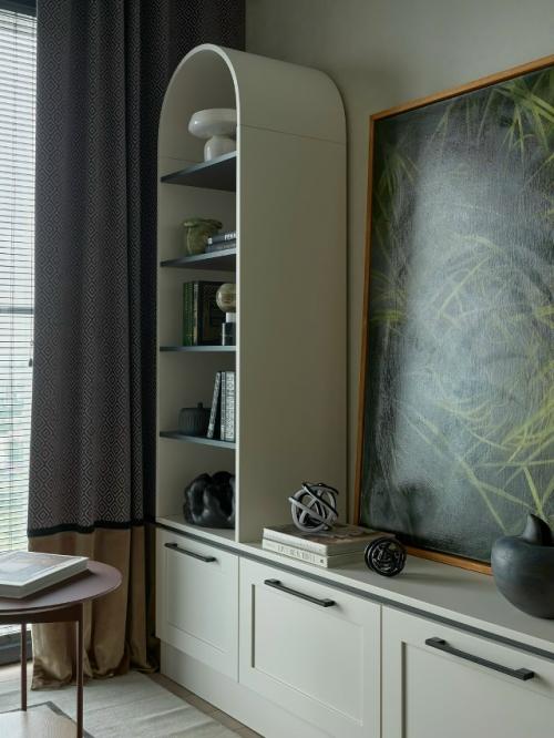 В этой квартире каждая деталь продумана так, чтобы пространство оставалось лёгким, удобным и визуально интересным. 09