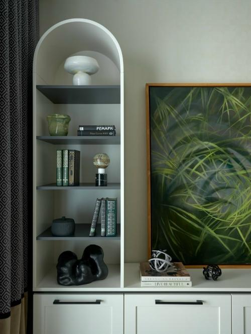 В этой квартире каждая деталь продумана так, чтобы пространство оставалось лёгким, удобным и визуально интересным. 08