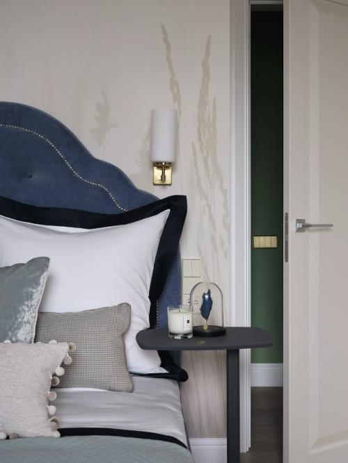 В этой квартире каждая деталь продумана так, чтобы пространство оставалось лёгким, удобным и визуально интересным. 02