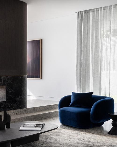 Светлый и безмятежный интерьер, который наполняет жизнь естественным светом и связывает с окружающей природой. 03