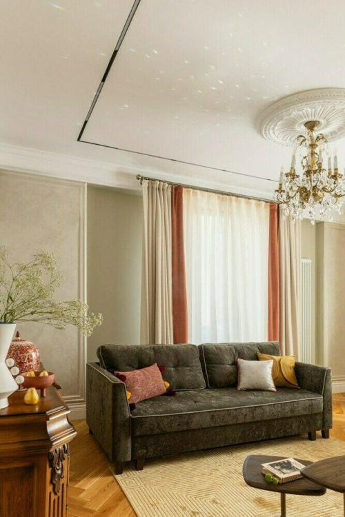 Классический интерьер двухкомнатной квартиры получился элегантным, уютным и очень личным - таким, в котором каждая деталь имеет значение. 03