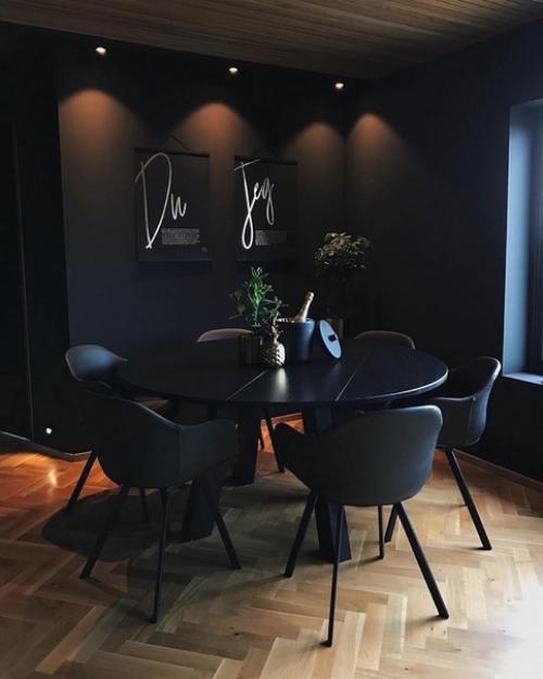 В черной - черной квартире. 01