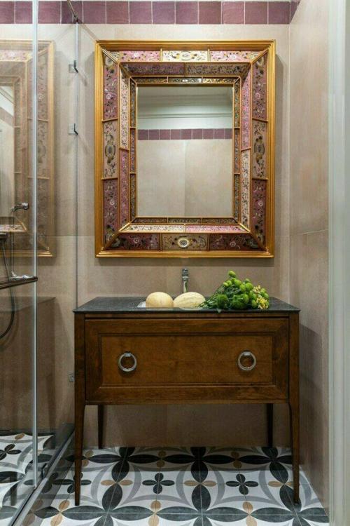 Классический интерьер двухкомнатной квартиры получился элегантным, уютным и очень личным - таким, в котором каждая деталь имеет значение. 06