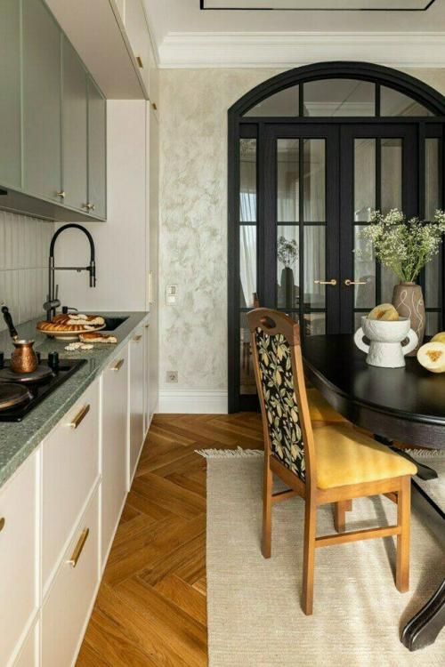 Классический интерьер двухкомнатной квартиры получился элегантным, уютным и очень личным - таким, в котором каждая деталь имеет значение. 09