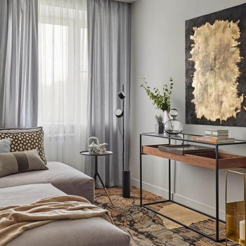 Небольшая площадь не помешала в создании спокойного и комфортного интерьера в серых тонах. 06